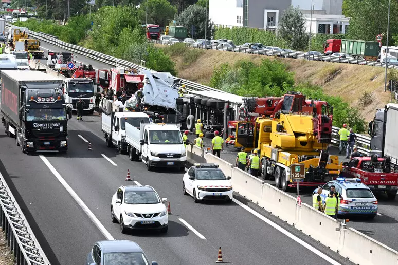 Arezzo, tir contro ambulanza, camionista patteggia 5 anni per le tre vittime in A1