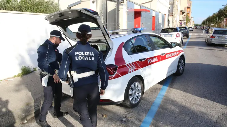 Lucca, la polizia locale lo becca in auto senza patente, senza assicurazione, con droga e un coltello di 10 cm