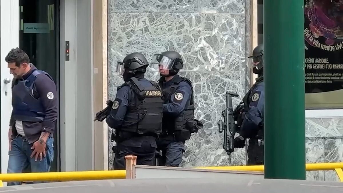 Rapina con ostaggi in banca: i malviventi fuggono dai cunicoli sotterranei come in un film col bottino