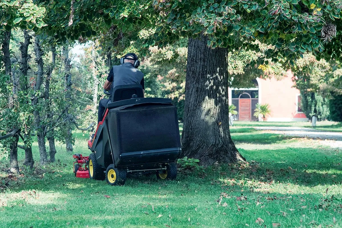 Bimba di 18 mesi in fin di vita: schiacciata da ruota del trattorino tagliaerba del padre