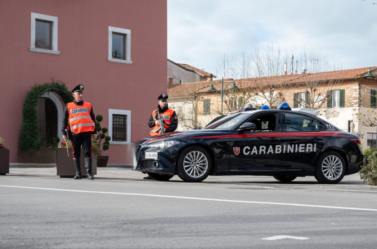 Rapina in una farmacia di Viareggio, i carabinieri individuano l’autore e lo denunciano ai giudici