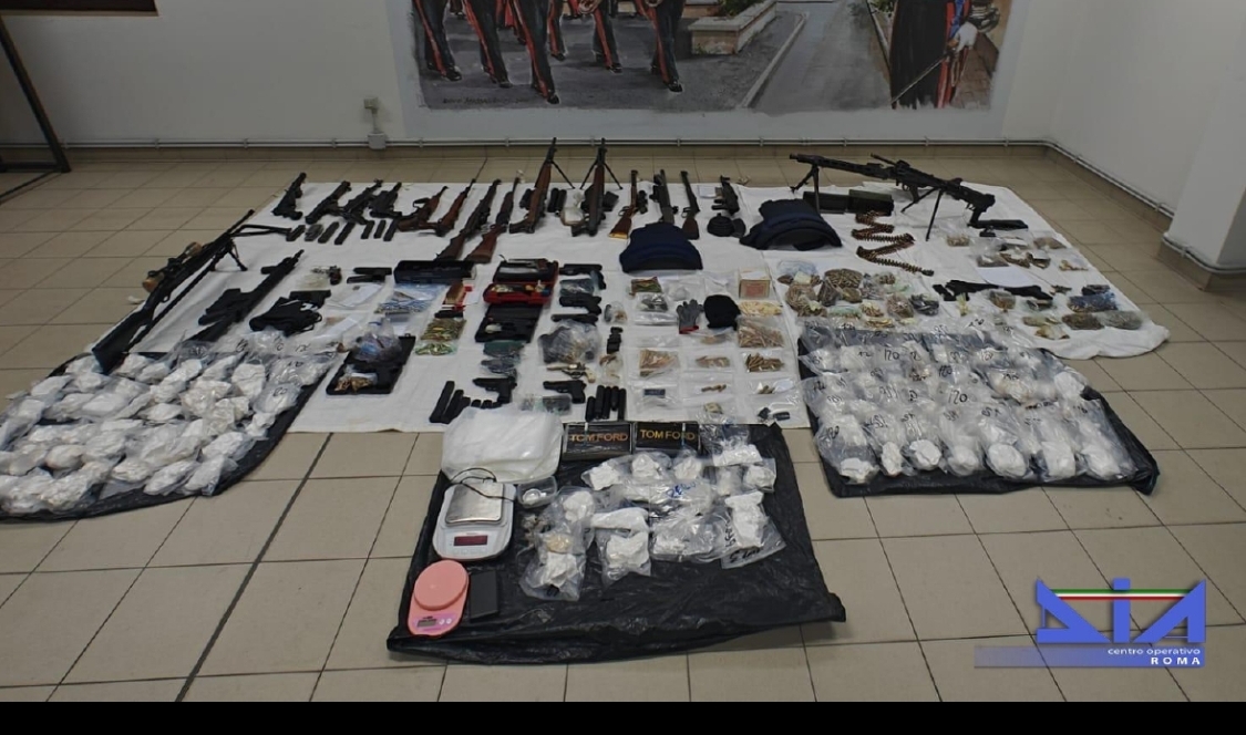 Guerra per le piazze di spaccio, arsenale da guerra nascosto ad Aprilia: quattro fermati dalla Dda di Roma