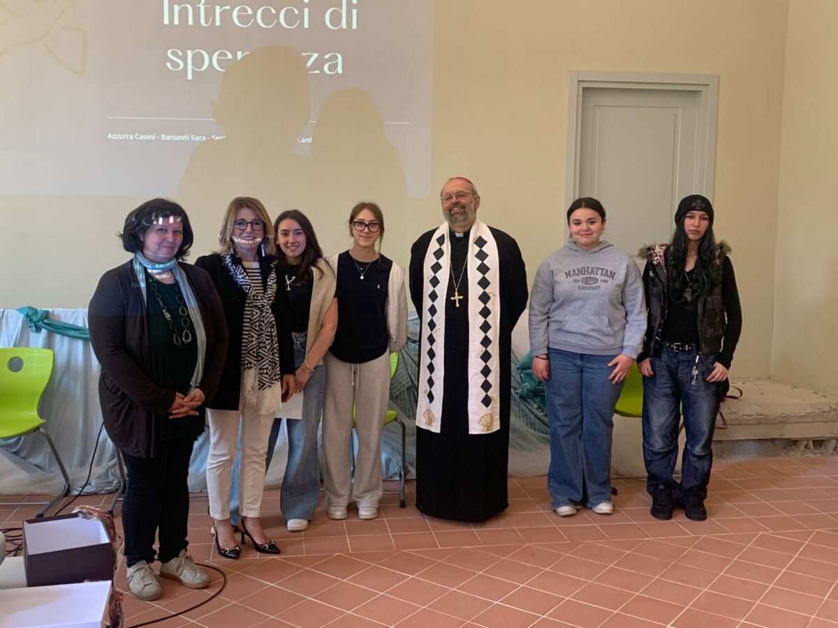 Lucca, è stata donata all’arcivescovo Giulietti una stola realizzata dalle studentesse delle medie