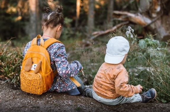 Due bambini trovati da soli e bendati nel bosco: “Mamma è sparita, e ci ha lasciati qui”