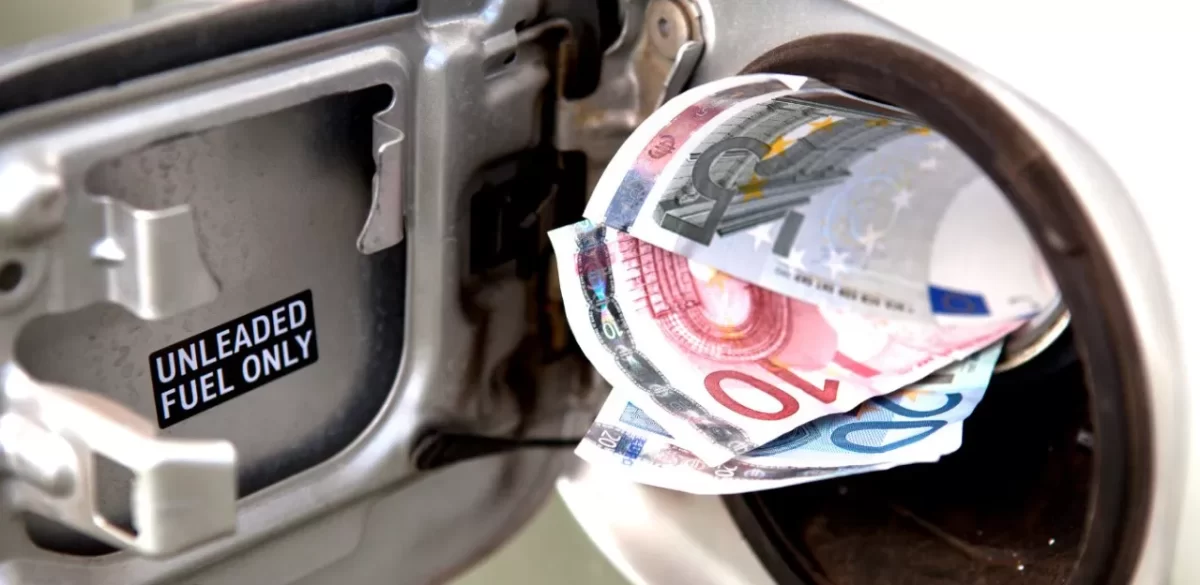 Quanto costano agli italiani i rincari di benzina, luce e gas