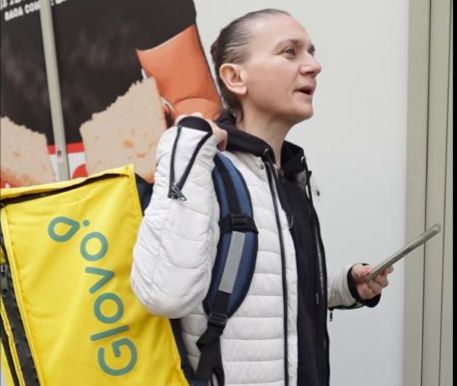 Schiavi dell’algoritmo: dentro il sistema Glovo che decide tutto, tranne i diritti dei rider