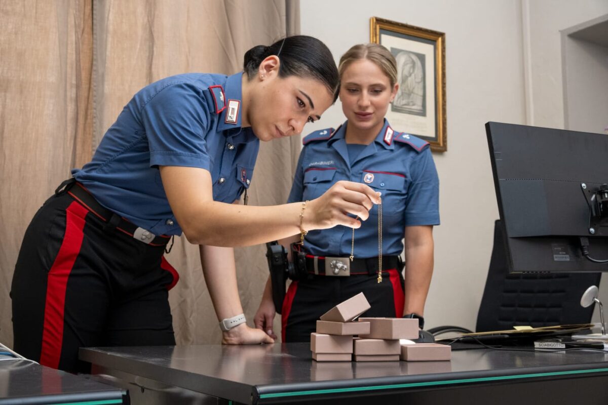 Finti carabinieri in azione a Lucca arrestati da quelli veri per truffa, recuperata la refurtiva