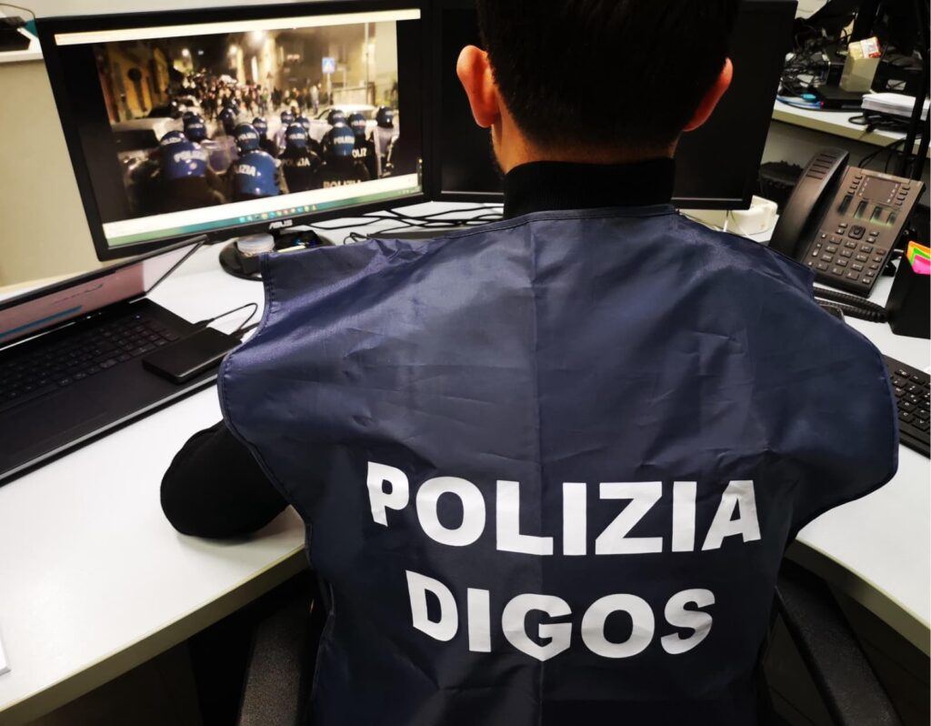 Materiale jihadista e manuale per la fabbricazione armi: arrestato 16enne