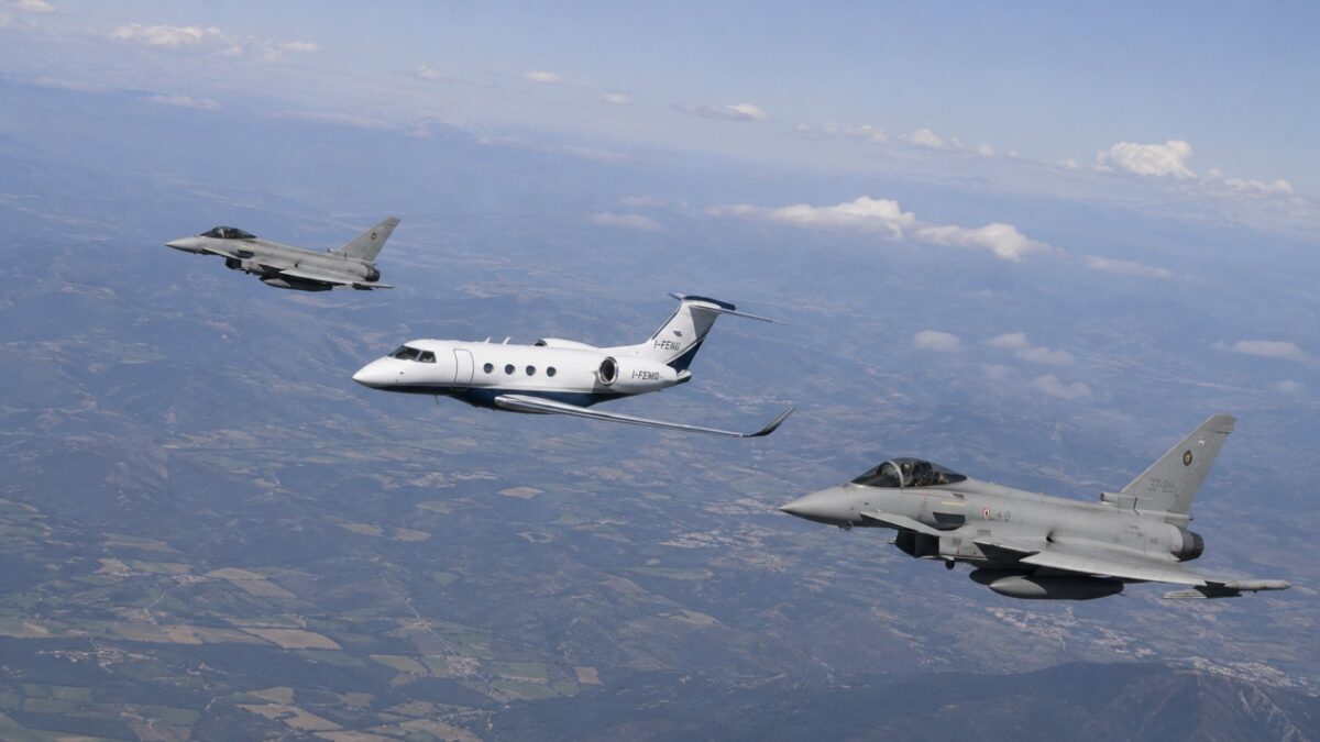 Paura nei cieli toscani, decollano due caccia da Grosseto: l’ordine Nato partito a causa di un “aereo fantasma”