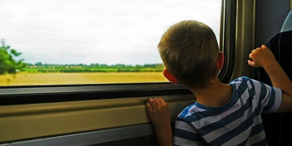Bimbo sale da solo su un treno: due giovani studenti lo aiutano a ritrovare la madre