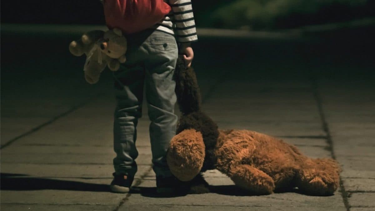 Pisa, bimba di tre anni vaga da sola nella notte, soccorsa e salvata da un passante, sta bene