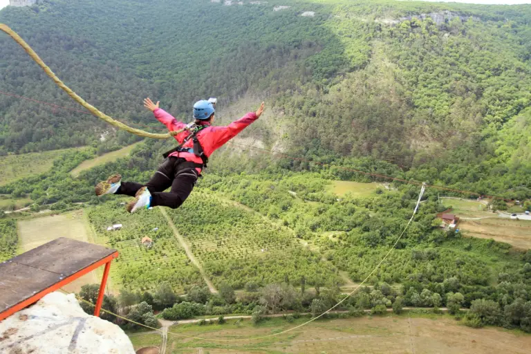 Ragazza lanciata dal ponte, bungee jumping senza corda: 21enne muore in Brasile
