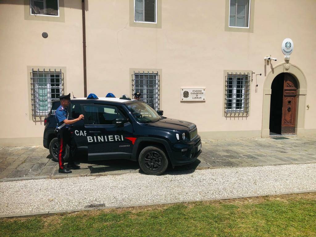 Capannori, si spoglia e semina il panico in un locale, poi aggredisce i carabinieri: arrestato