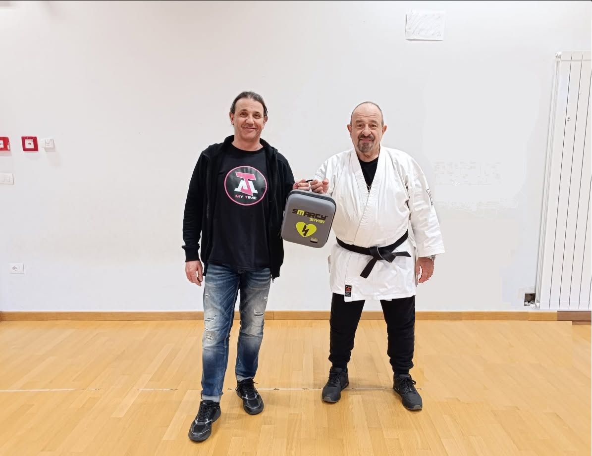 Un gesto di cuore per la sicurezza: donato un defibrillatore alla scuola primaria di Lunata in provincia di Lucca