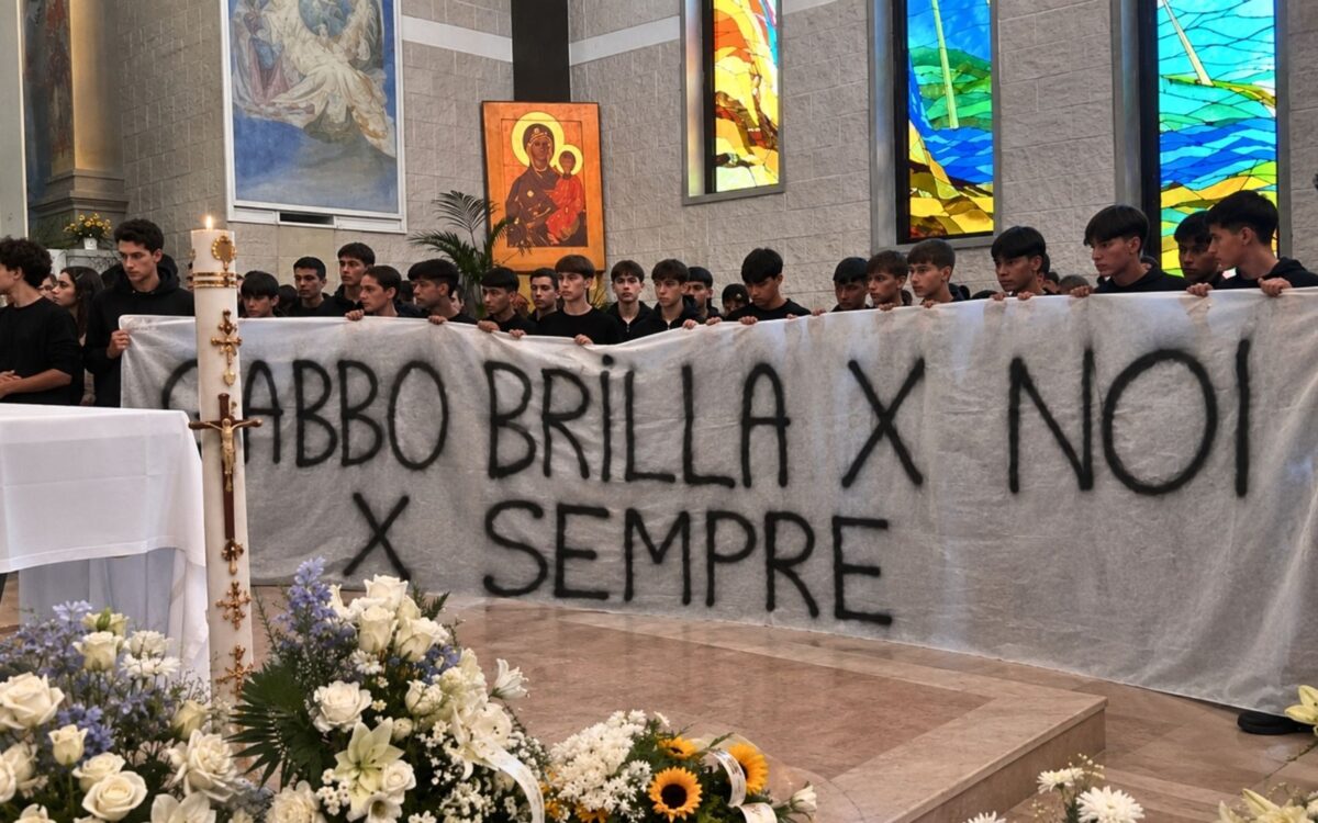 Viareggio piange il giovane Gabriele Martini: in duemila per l’ultimo saluto al “gigante buono” di 17 anni travolto da un suv