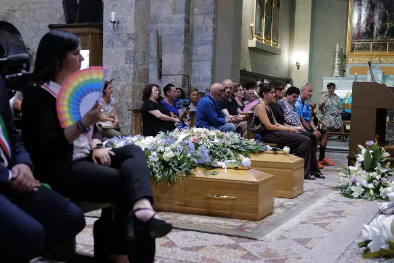 Duplice omicidio a Camaiore, celebrati i funerali di Mirko Moriconi e Kety Andreoni