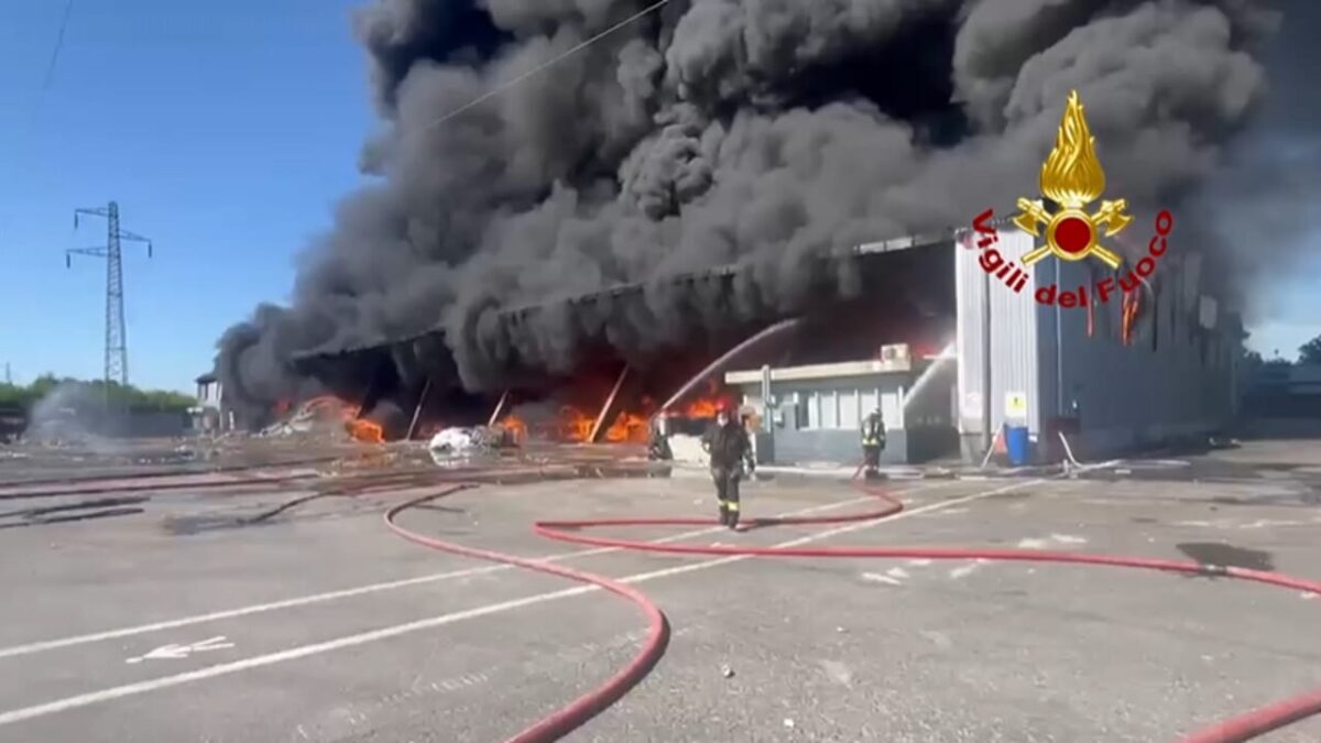 Pisa incendio, “mantenere porte e finestre chiuse”, stop alle lezioni in più comuni