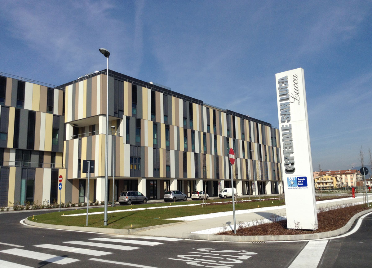 Lucca, investite due adolescenti da un’auto sulle strisce pedonali: trasportate in ospedale