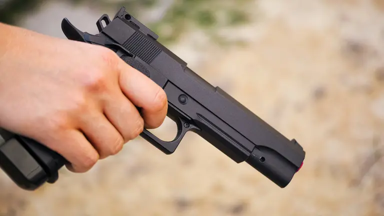 Pistola a pallini puntata alla tempia del professore: “Dammi le sigarette o sparo”