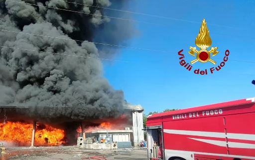 Pisa, in fiamme un capannone industriale: maxi incendio a Vicopisano