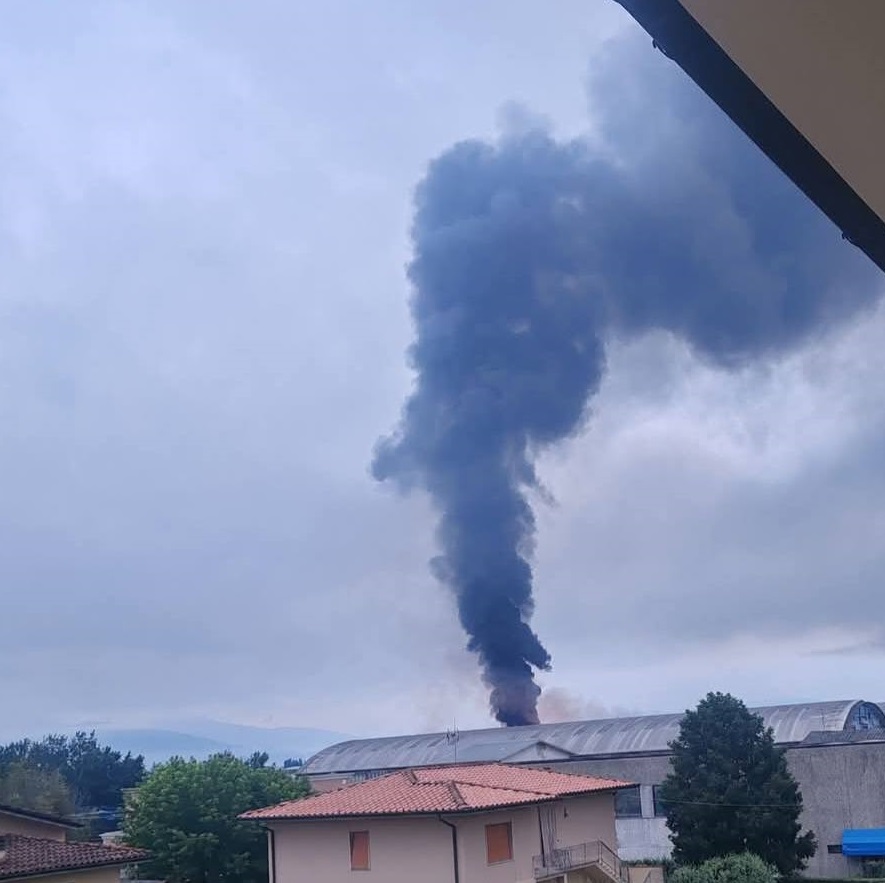 Fiamme e fumo da un capannone industriale di Capannori in provincia di Lucca, vigili del fuoco in azione all’alba