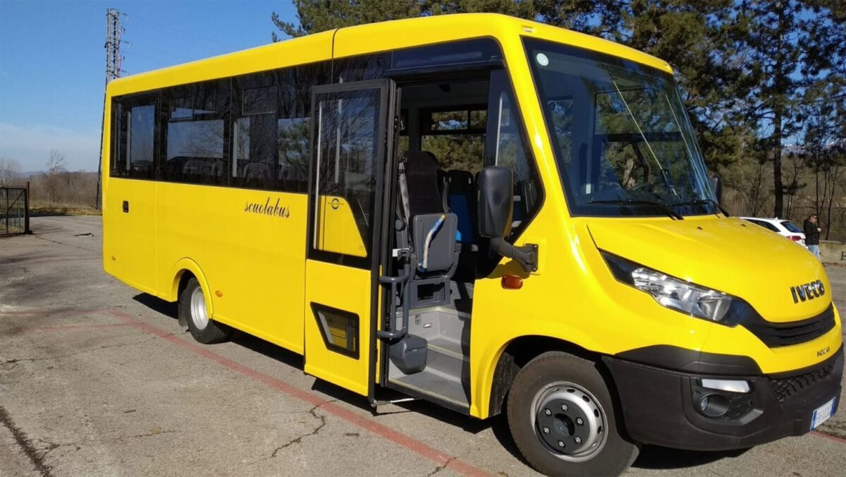 Bimba dimenticata per ore sullo scuolabus, denuncia in Procura