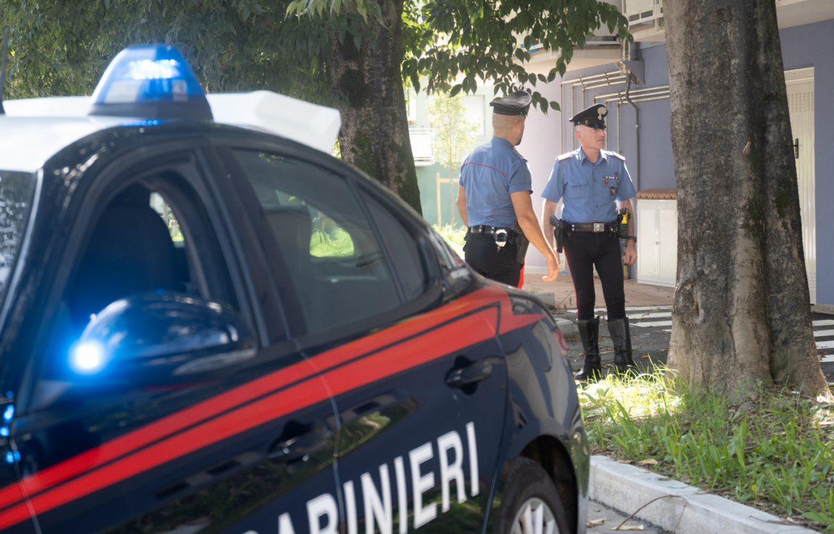 Trova un ladro in casa sua: poliziotto fuori servizio lo blocca e i carabinieri lo arrestano