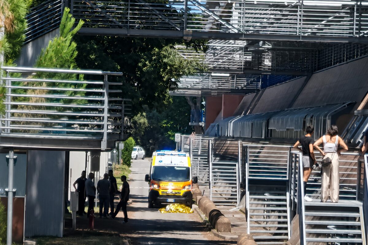 Lido di Camaiore, tragedia familiare: uccide la moglie in ospedale poi si getta dalla finestra