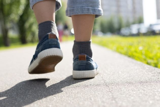 Bimbo di tre anni trovato solo in strada, madre denunciata per abbandono di minore