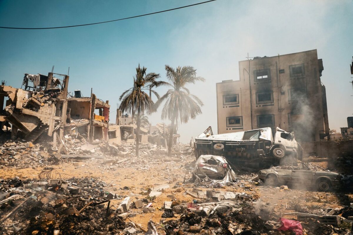 Pizzaballa: “Gaza è un disastro, le città rase al suolo e azzerate, la gente vive tra topi e fogne”