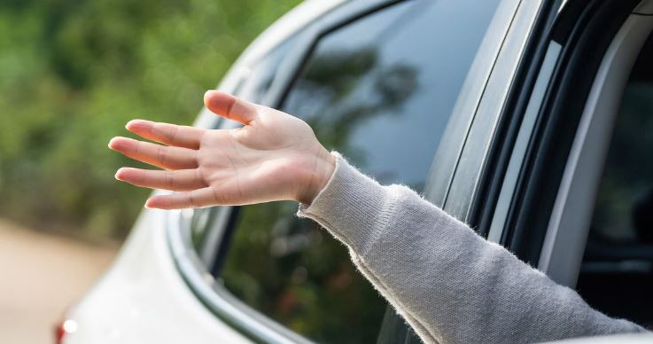 Tiene il braccio fuori dal finestrino e le si incastra in una ringhiera: 56enne ha perso l’arto