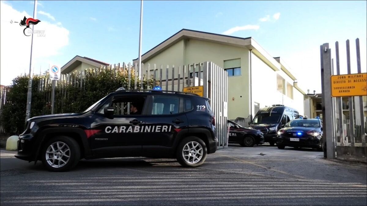 Viareggio, pomeriggio di follia: prima caos alla Pam per un’aggressione poi un 60enne ha tentato di accoltellare un agente