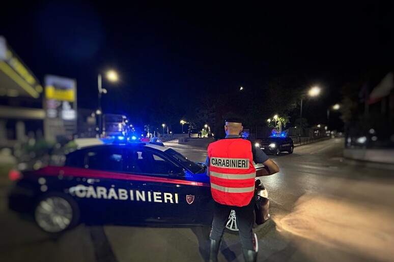 Ragazzino 14enne salva la mamma dalle botte del padre, l’uomo è stato arrestato dai carabinieri