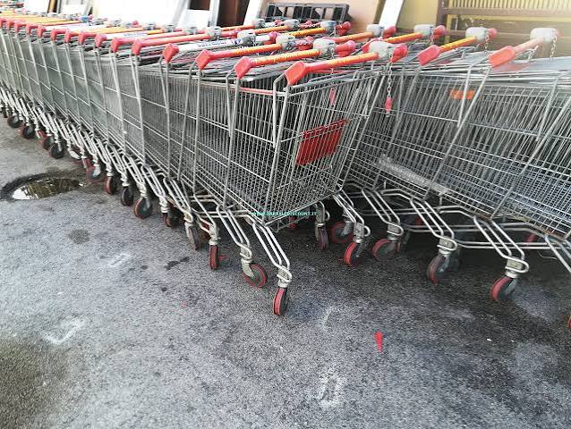 Lucca, carrelli lanciati nel parcheggio dalle rampe, il monito del Cddu: “Non sono bravate giovanili ma atti gravi”