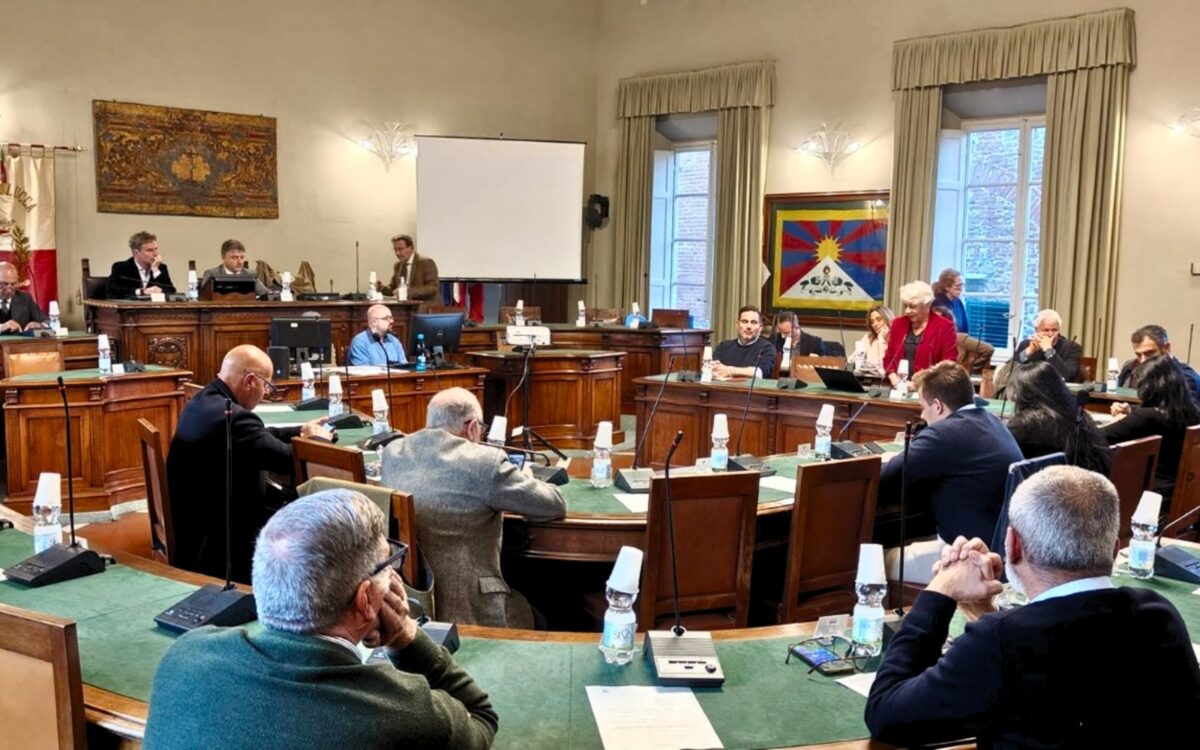 Lucca comunali 2027, centrosinistra al bivio: lunedì il primo vertice sul candidato, scontro interno sulle primarie