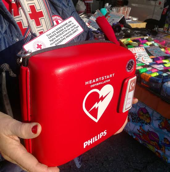 Volterra, sposi rinunciano ai regali per donare un defibrillatore ai concittadini