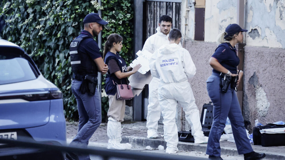 Donna uccisa a coltellate in casa davanti a uno dei 5 figli, arrestato il marito che confessa tutto