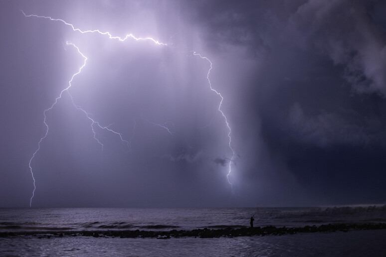 Temporale e piogge torrenziali nella notte, tempesta di fulmini in Versilia e altre zone