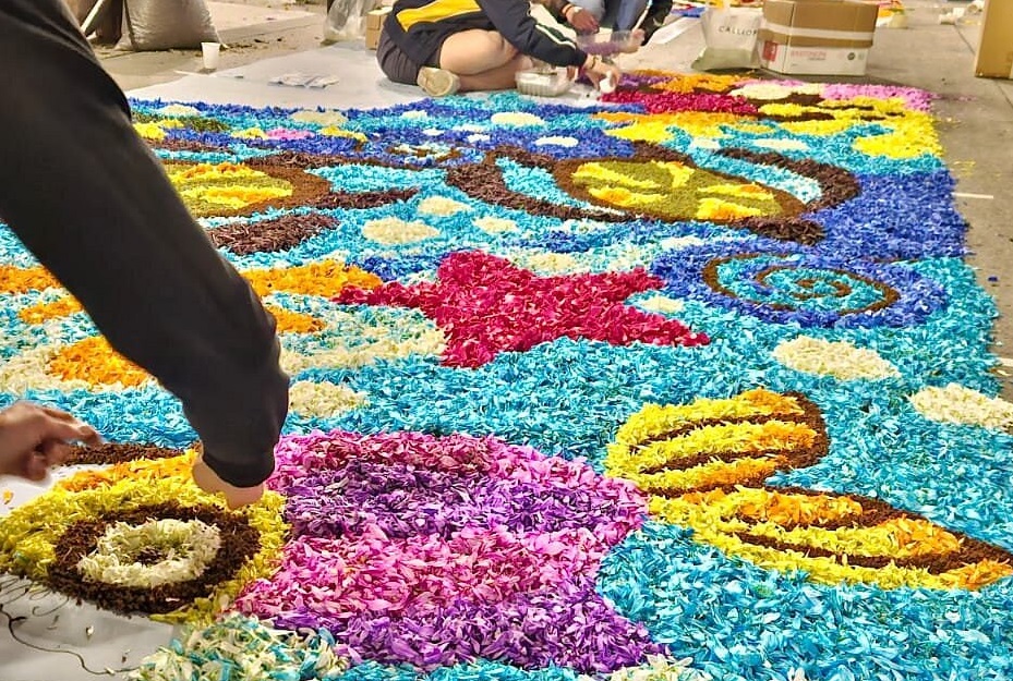 A Lucca l’infiorata è da record mondiale: oltre quattro chilometri di tappeto floreale