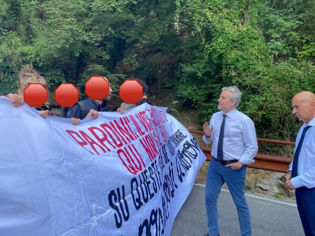 Stazzema, contestato il sindaco di Lucca: “Qui non sei il benvenuto”. Pardini: “Pagina vergognosa”, poi l’affondo all’opposizione
