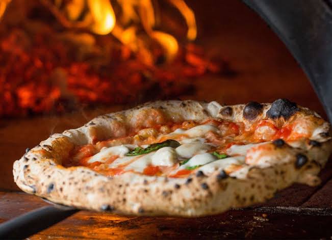 Le pizze ordinate arrivano in ritardo: titolare malmenato e aggredito da un cliente