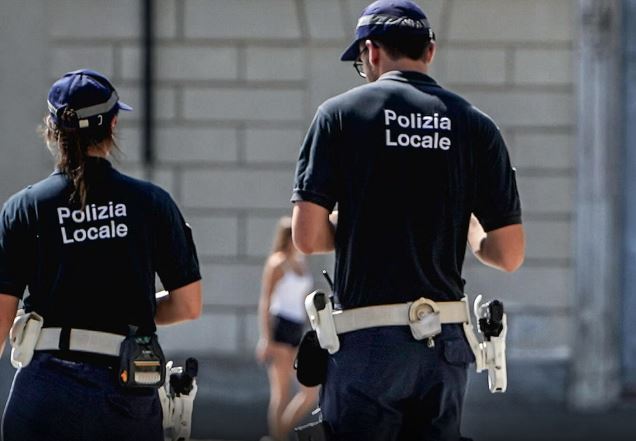 Coppia fa sesso in pubblico nel centro storico: ripresa e denunciata dai passanti