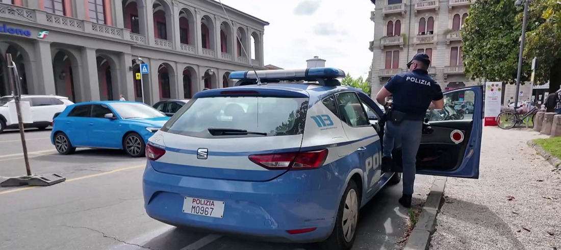 Lucca, gli ruba il monopattino e poi gli chiede 200 euro per la restituzione, arrestato