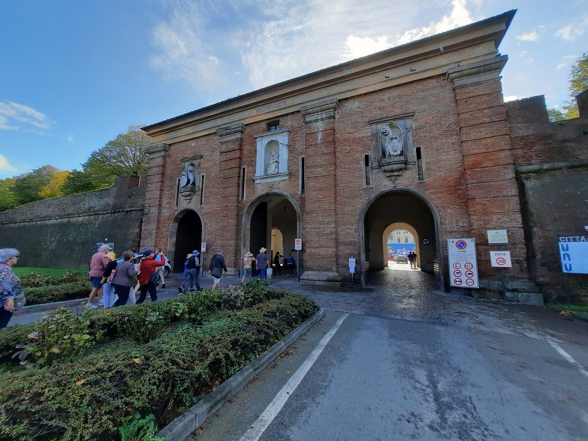 La segnalazione, molestata nella notte a Porta Santa Maria a Lucca: “Mi ha palpeggiata mentre passava, poi è sparito”