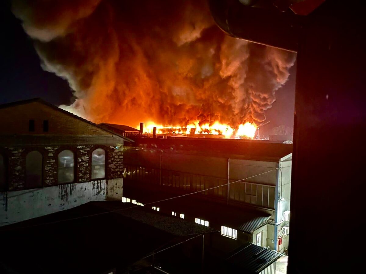 Marlia, maxi incendio alla Icp: fiamme sotto controllo dopo una notte di interventi dei vigili