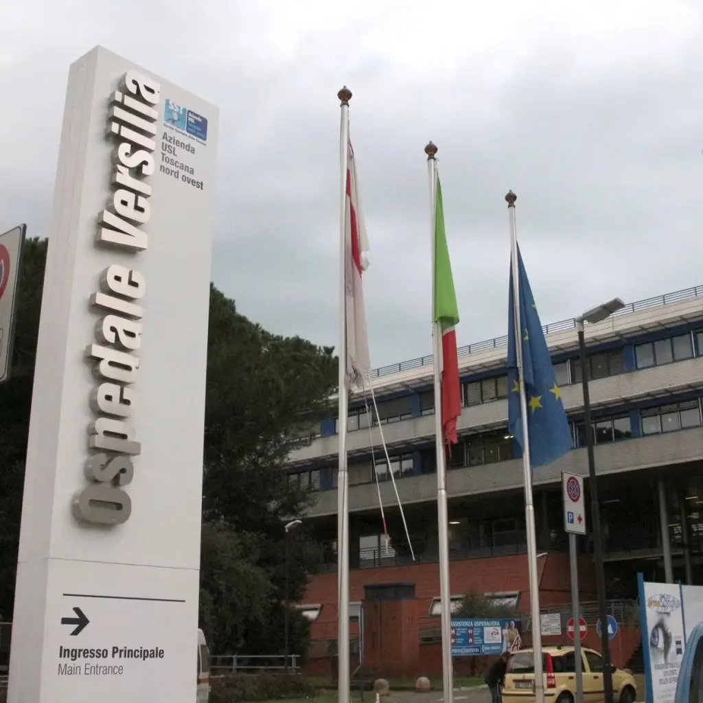 Versilia, paziente in barella al pronto soccorso si alza e prende a pugni un infermiere