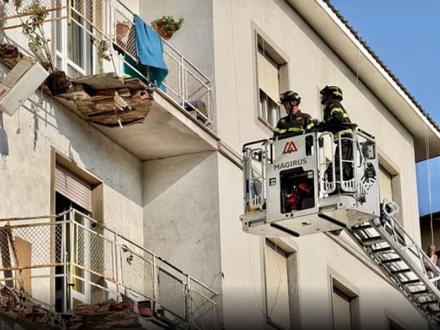 Livorno, le crolla il terrazzo da sotto i piedi: 56enne precipita per 10 metri e muore