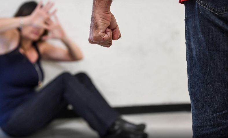 Chiude in casa la compagna con il figlio e la picchia per due giorni: arrestato 28enne