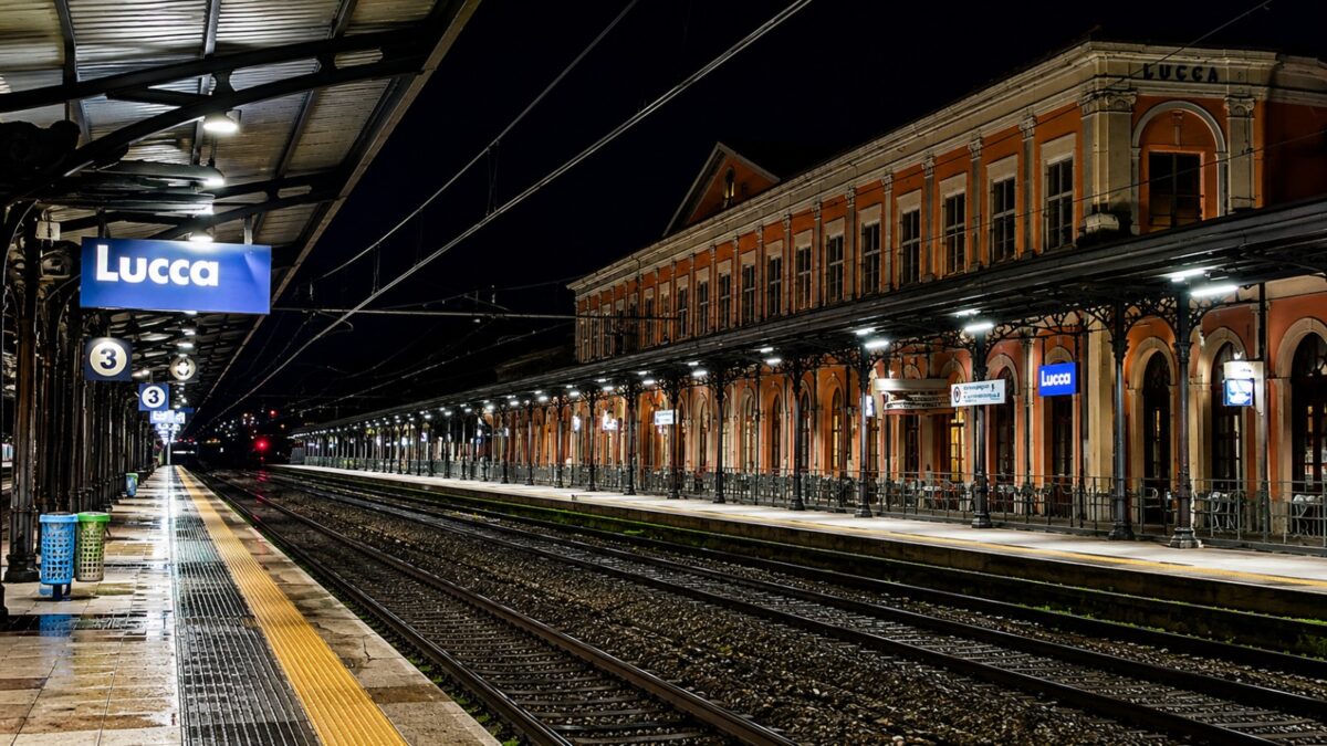Palpeggiata alla stazione di Lucca, poi l’uomo scappa via chiedendo pure “scusa”: la testimonianza