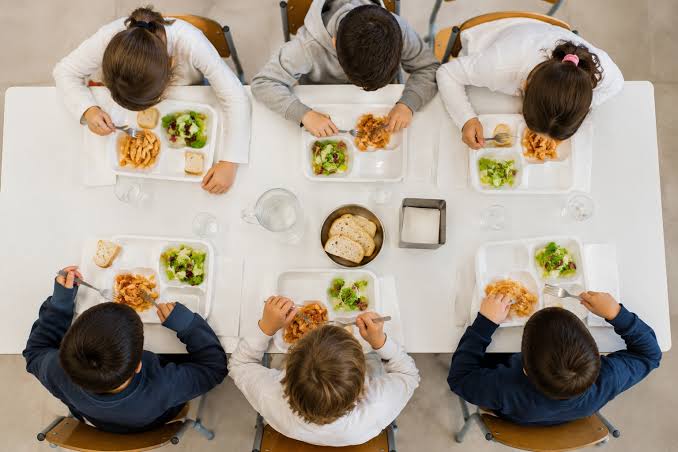 Il caso, pasta in bianco per i bambini delle famiglie che non pagano la mensa: niente sugo